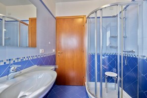 Chuveiro, secador de cabelo, bidê, toalhas de banho