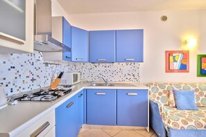 Microondas, placa de cocina, lavavajillas y cafetera o tetera