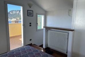 1 dormitorio, tabla de planchar con plancha, wifi y ropa de cama