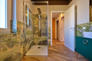 Dusche, Haartrockner, Bidet, Handtücher