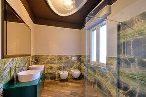Shower, hair dryer, bidet, towels - ApartmentsGarda - Antiche Mura - D'Annunzio (Garda)
