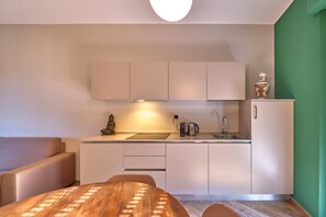 Kühlschrank, Mikrowelle, Herdplatte, Wasserkocher mit Kaffee-/Teezubehör