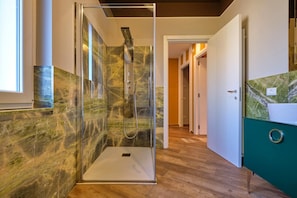 Shower, hair dryer, bidet, towels - ApartmentsGarda - Antiche Mura - D'Annunzio (Garda)