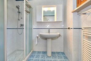 Dusche, Haartrockner, Bidet, Handtücher
