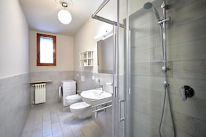 Dusche, Haartrockner, Bidet, Handtücher