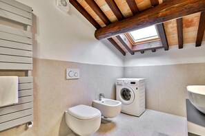 Bruser, hårtørrer, bidet, håndklæder