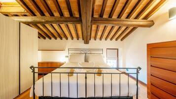 3 habitaciones, tabla de planchar con plancha, wifi y ropa de cama