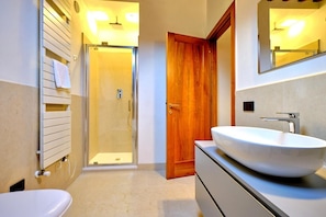 Shower, hair dryer, bidet, towels - ApartmentsArena - Residenza Degli Scaligeri (Verona)