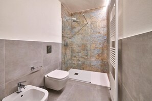 Bruser, hårtørrer, bidet, håndklæder