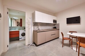Réfrigérateur, micro-ondes, plaque de cuisson, lave-vaisselle