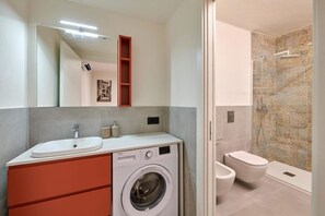 Douche, sèche-cheveux, bidet, serviettes fournies