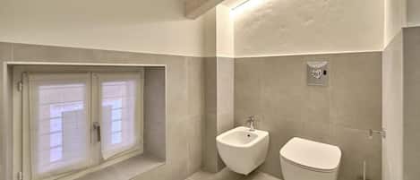 Douche, séchoir à cheveux, bidet, serviettes fournies