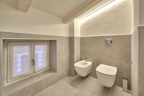 Dusch, hårtork, bidé och handdukar