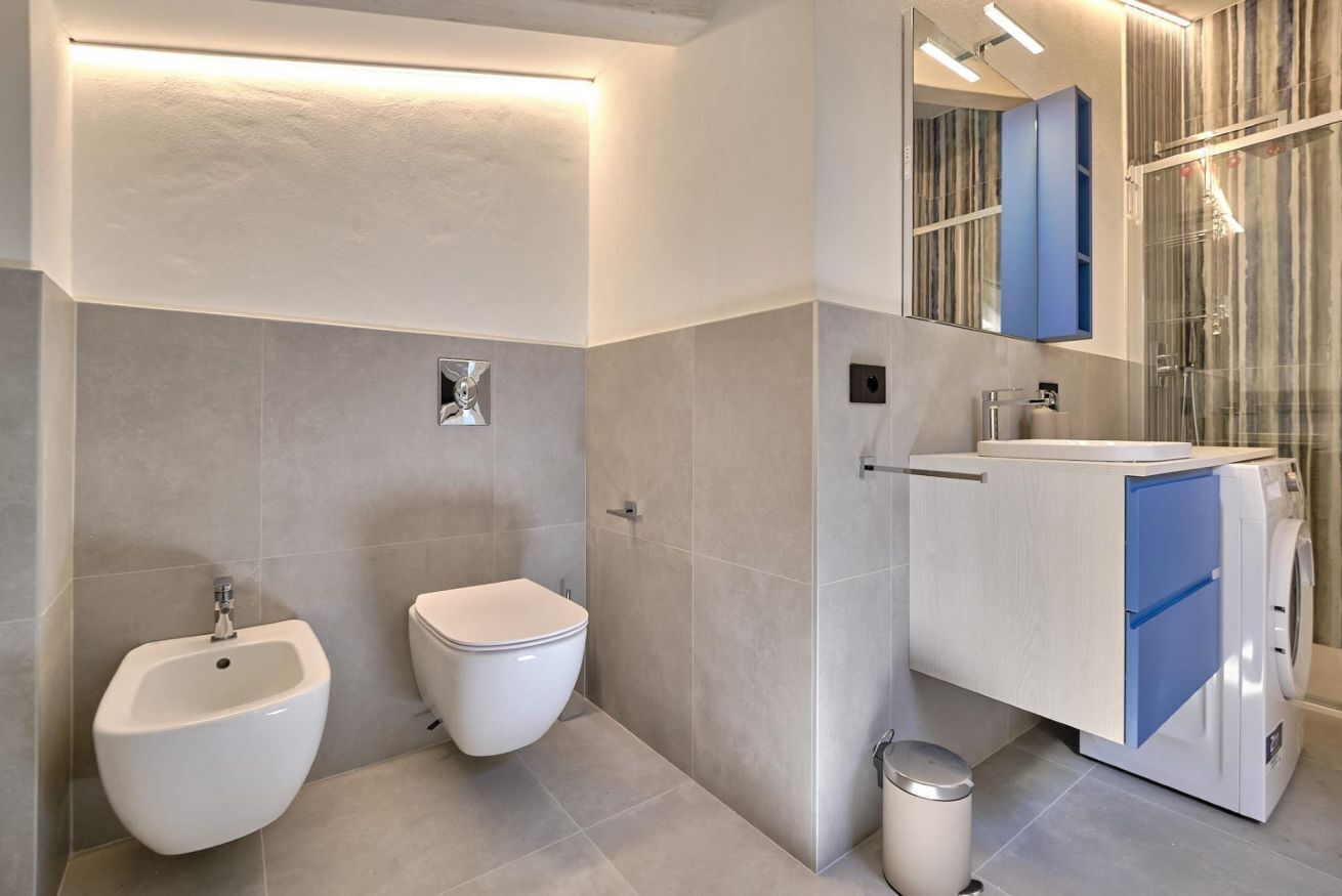 Ducha, secador de pelo, bidet, toallas