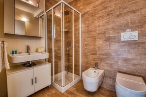 Ducha, secador de pelo, bidet, toallas
