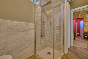 Ducha, secador de pelo, bidet, toallas