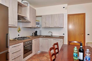 Kühlschrank, Mikrowelle, Ofen, Herdplatte
