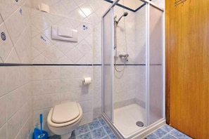 Dusche, Haartrockner, Bidet, Handtücher