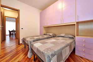 2 chambres, fer et planche à repasser, Wi-Fi, draps fournis