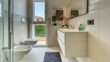 Douche, sĂšche-cheveux, bidet, serviettes fournies