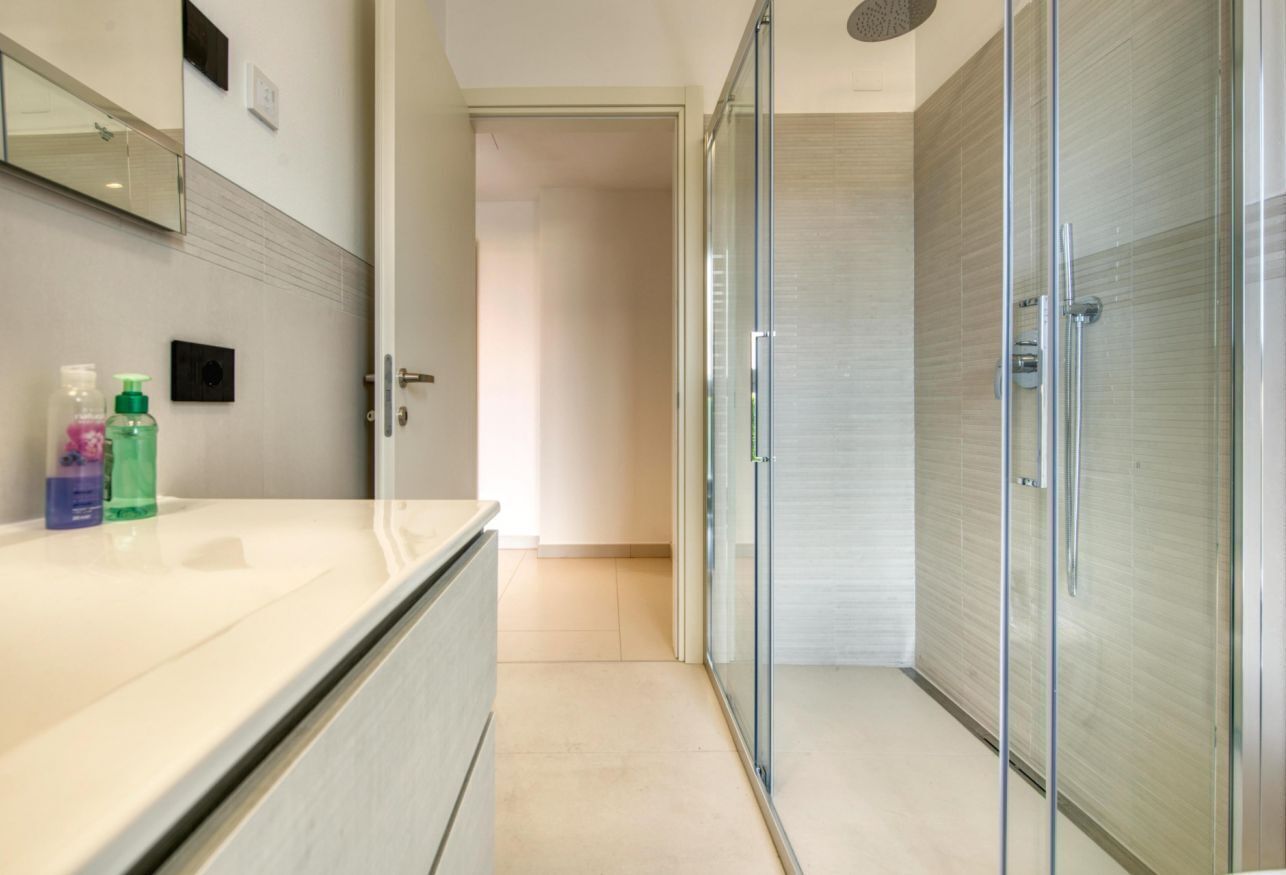 Douche, sèche-cheveux, bidet, serviettes fournies