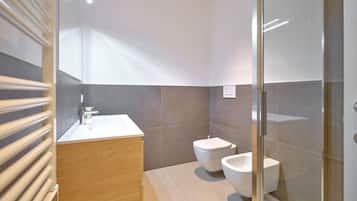 Douche, sèche-cheveux, bidet, serviettes fournies