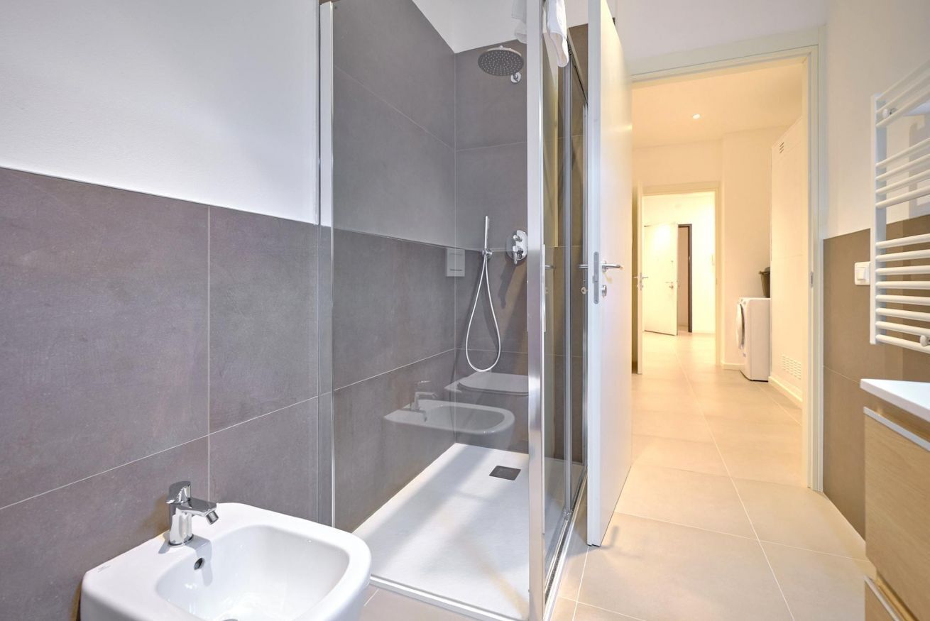 Dusche, Haartrockner, Bidet, Handtücher