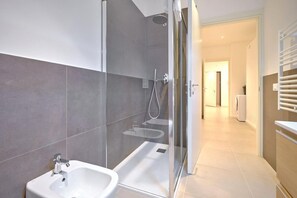 Suihku, hiustenkuivaaja, bidee, pyyhkeet