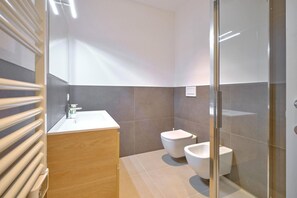 Dusche, Haartrockner, Bidet, Handtücher