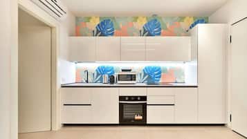 Réfrigérateur, micro-ondes, four, plaque de cuisson