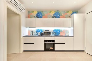 Jääkaappi, mikroaaltouuni, uuni, liesi