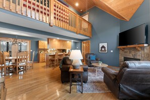 TV, fireplace, offices - America's Cabin! 3 Pools! By Silver Dollar City! (Branson West)