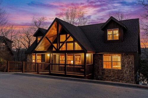 America's Cabin! 3 Pools! By Silver Dollar City!