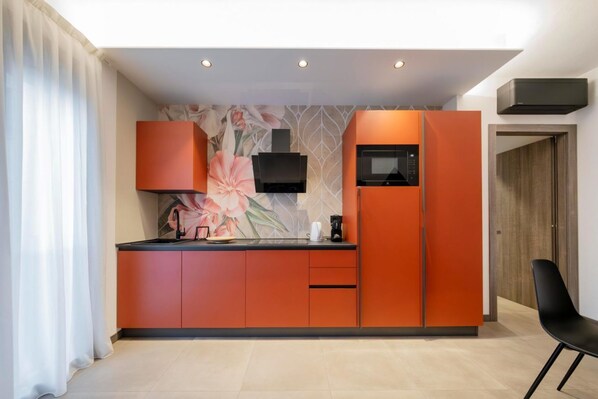 Refrigerador, microondas, placa de cocina, lavavajillas