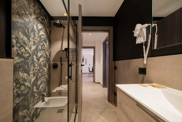 Shower, hair dryer, bidet, towels