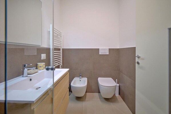 Dusche, Haartrockner, Bidet, Handtücher