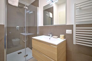Dusche, Haartrockner, Bidet, Handtücher
