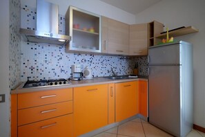 Kühlschrank, Mikrowelle, Herdplatte, Geschirrspüler