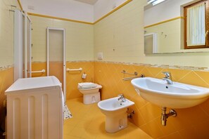 Dusche, Haartrockner, Bidet, Handtücher