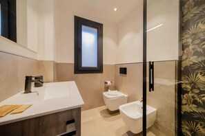 Dusche, Haartrockner, Bidet, Handtücher