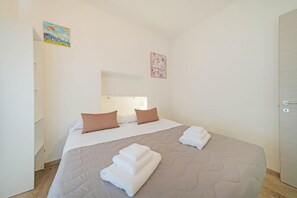 2 bedrooms, iron/ironing board, WiFi, bed sheets - ApartmentsGarda - Residenza Emanuele (Torri del Benaco)
