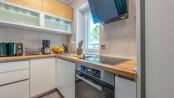 Fridge, oven, dishwasher, coffee/tea maker