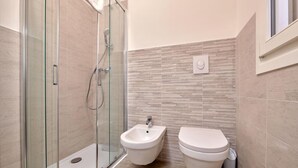 Een douche, een haardroger, een bidet, handdoeken