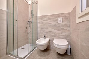 Bruser, hårtørrer, bidet, håndklæder