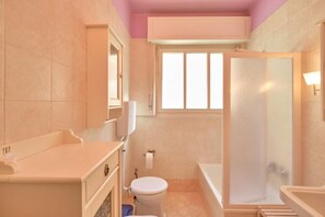 Dusche, Haartrockner, Bidet, Handtücher