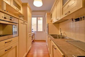 Réfrigérateur, four à micro-ondes, un four, surface de cuisson