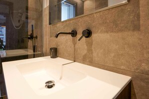 Dusche, Haartrockner, Bidet, Handtücher