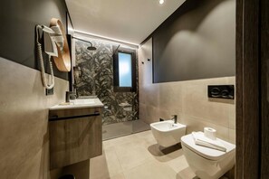 Bruser, hårtørrer, bidet, håndklæder