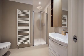 Dusche, Haartrockner, Bidet, Handtücher