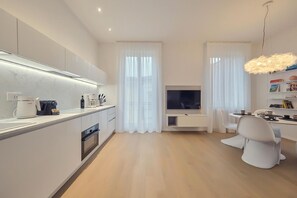 Fridge, microwave, oven, stovetop - ApartmentsArena - Residenza Dei Capitolari - Verona (Verona)